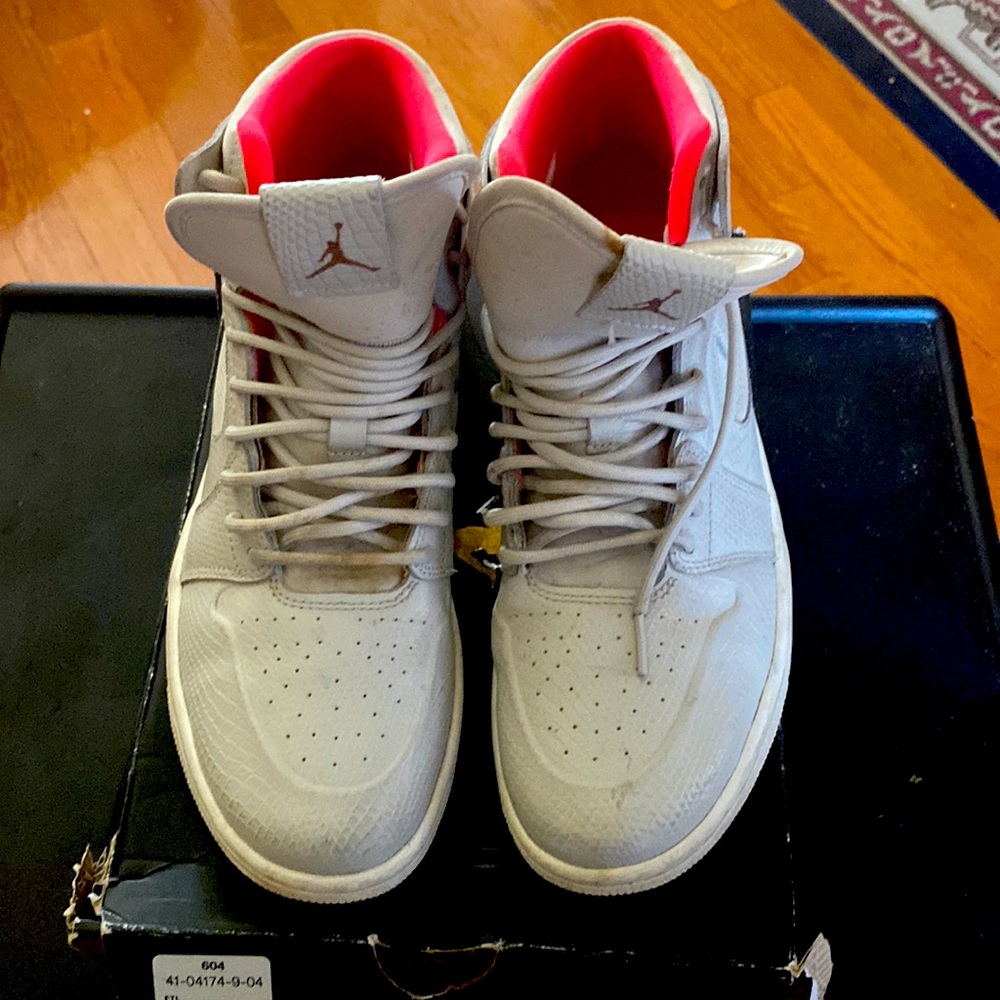 Nike Air Jordan light gray